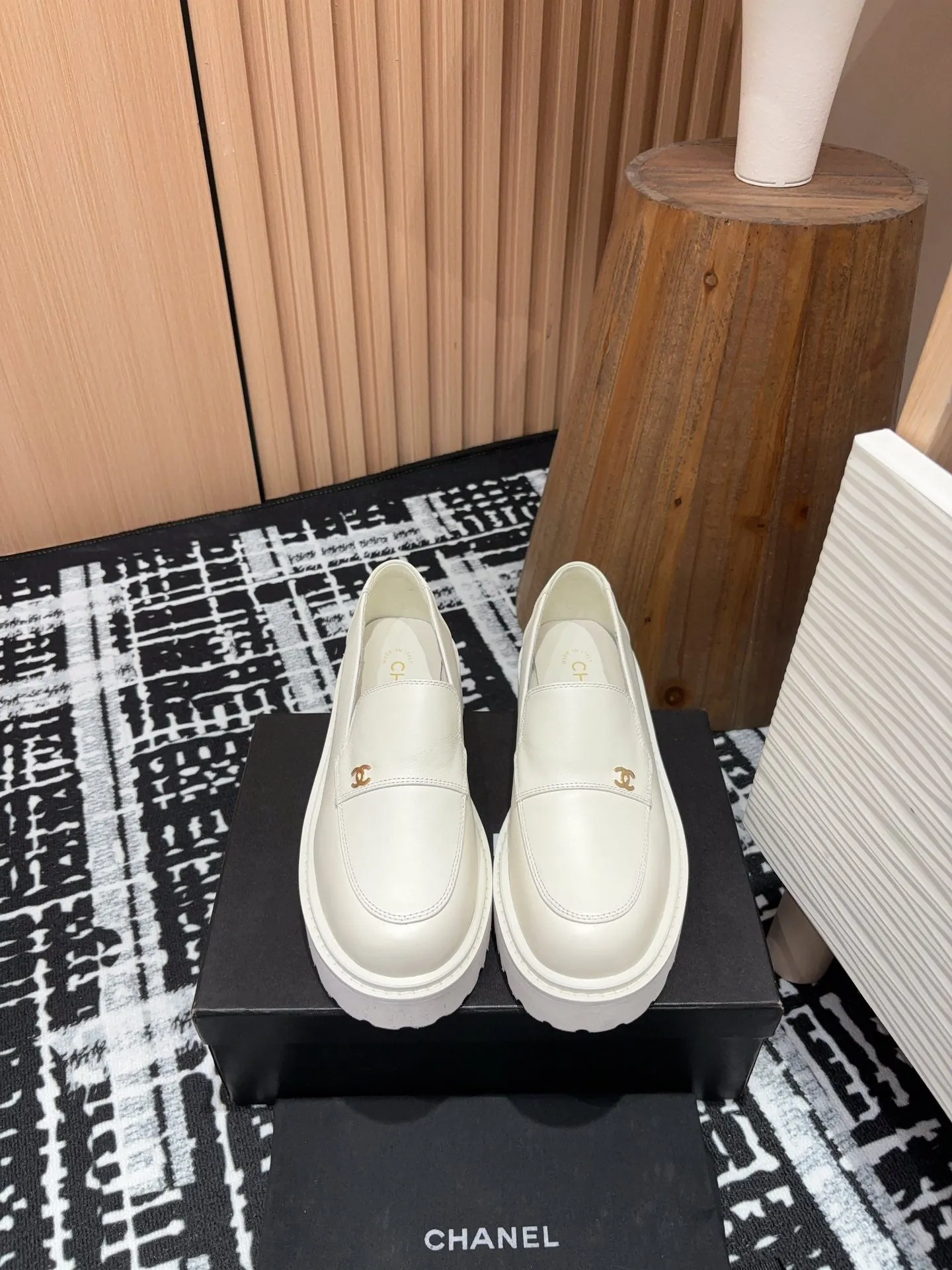 CC MOCCASINS IN WHITE CALFSKIN