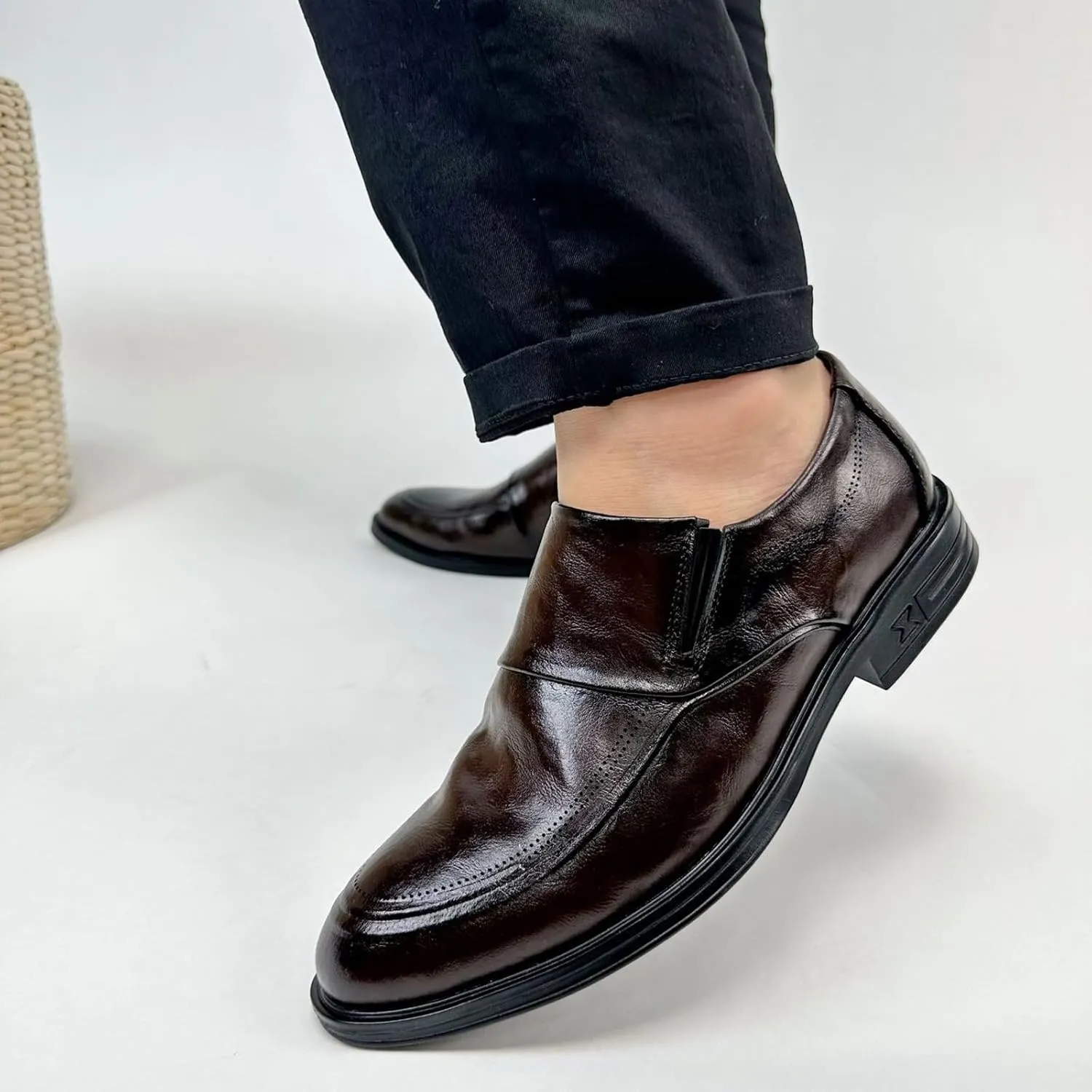 Men's Retro Leather Slip on Loafers Casual Business Dress Shoes Classic Comfortable Side Elastic Band Low top Anti-Slip Oxford Business Work Shoes