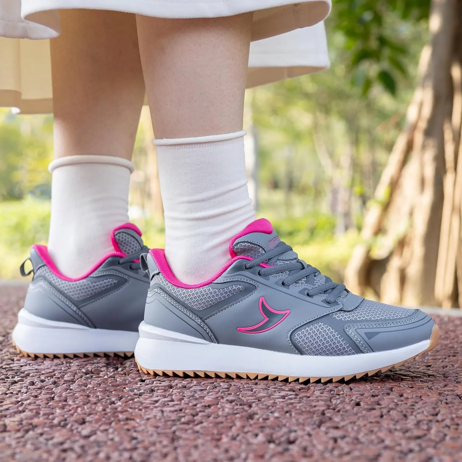 Quseek Classic Sneakers for Women Trendy Retro Fashion Skate Shoes Lace-up Gum Sole Simple Casual Gym Walking Shopping Shoe